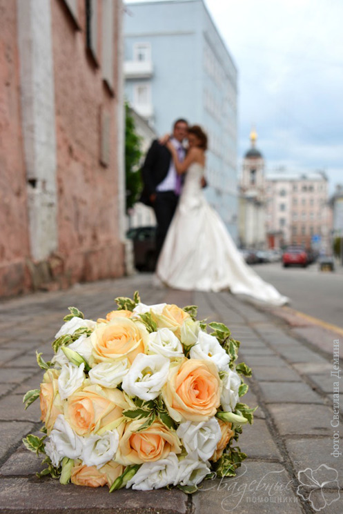 букет невесты из персиковых роз и лизиантуса