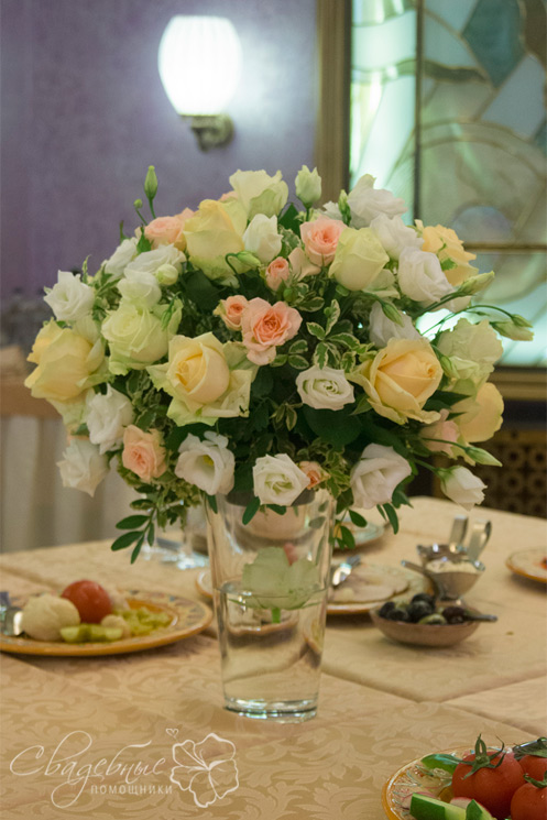 пышная цветочная композиция из роз и лизиантуса