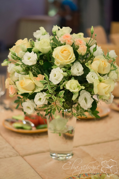 цветочная композиция из роз и лизиантуса на стол гостей