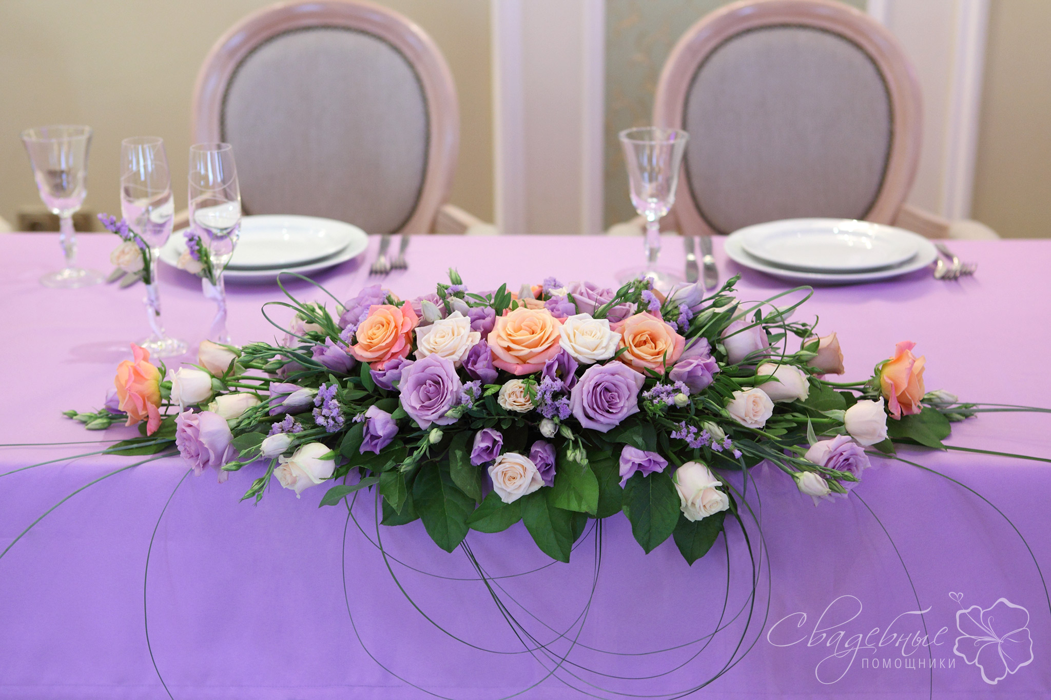 цветочная композиция из роз на стол молодоженов