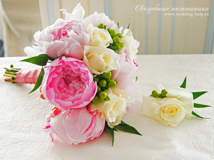 пышный букет невесты из пионов и роз