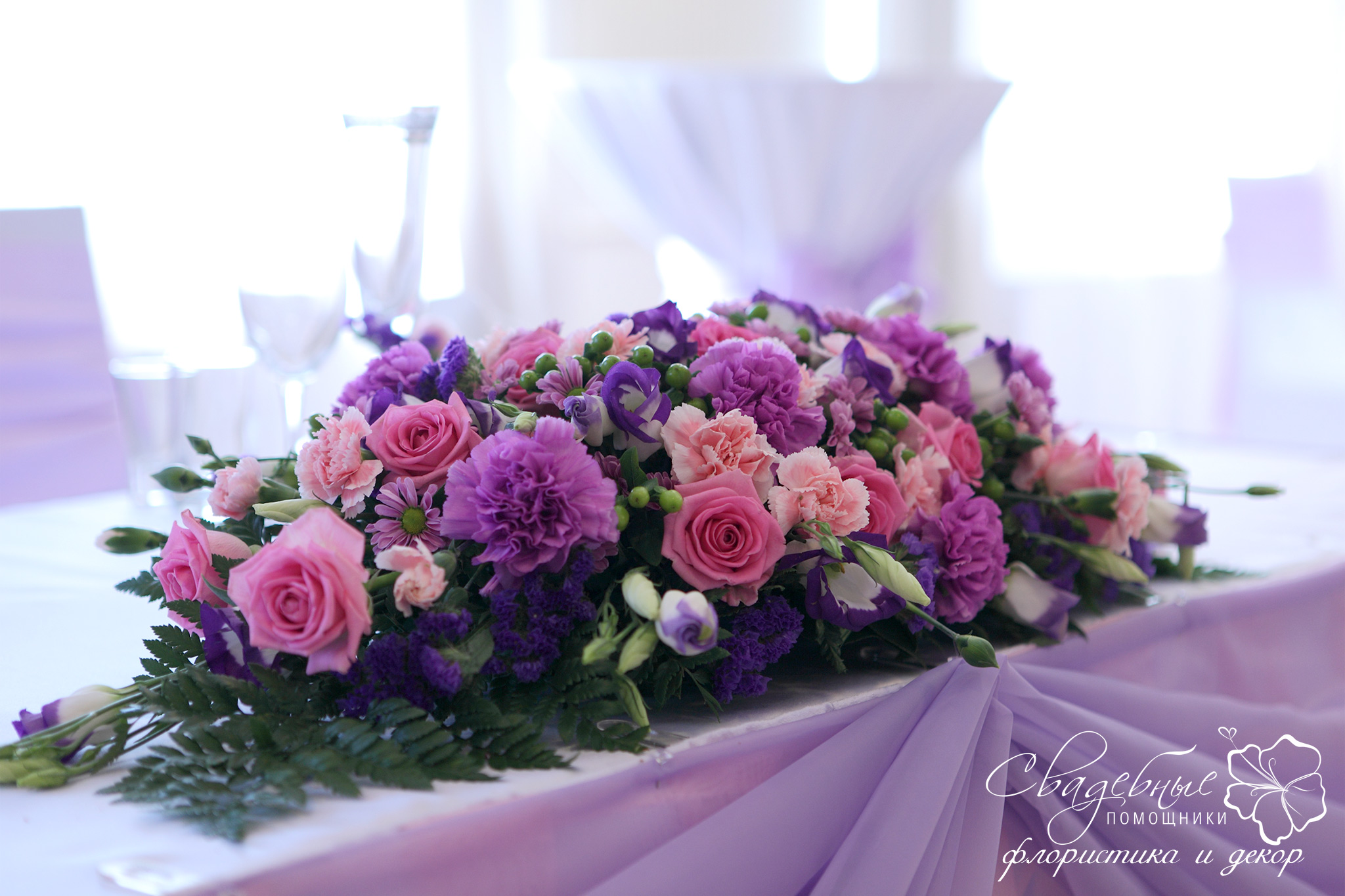 цветочная композиция из роз на стол молодоженов